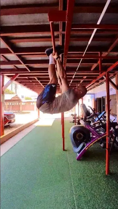 Suspendido Piernas Rectas A Cabeza